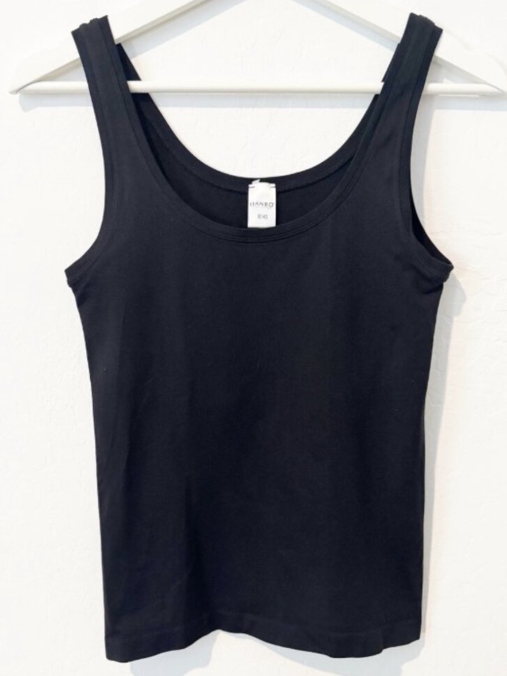 Hanro Touch Feeling Round Neck Seamless Stretch Tank Top Black Minimalist Medium